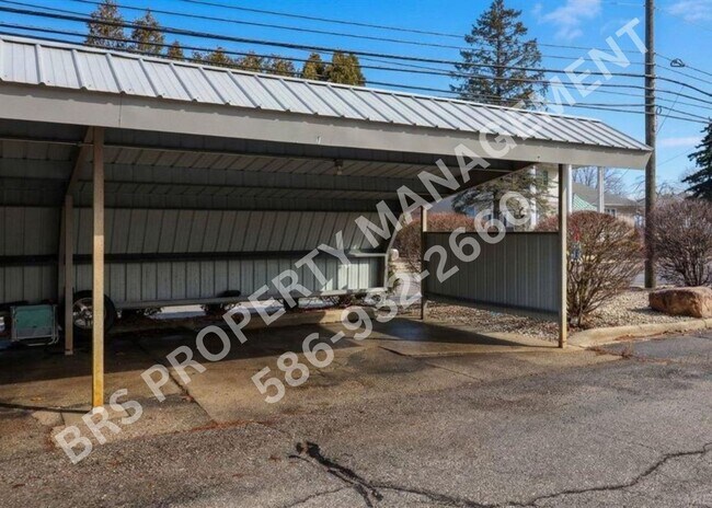 Building Photo - Upper end-unit condo in desirable Rochester Hills