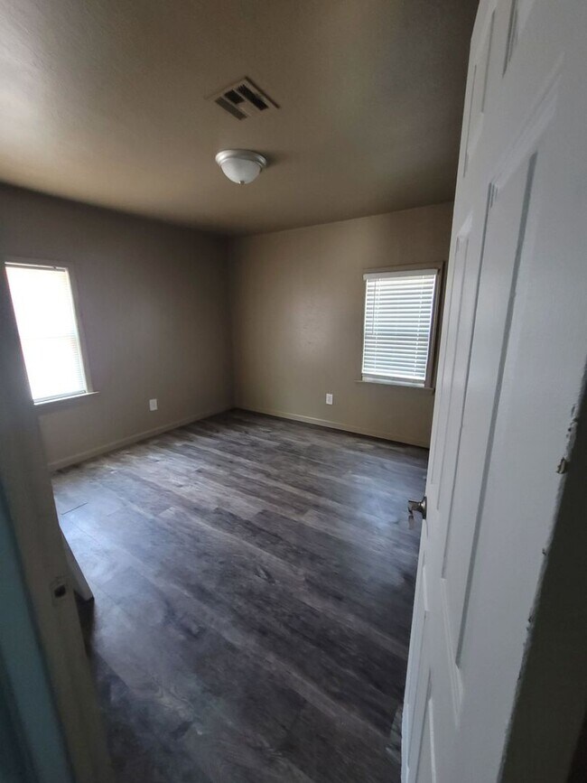 Building Photo - 555 E Harmon Dr