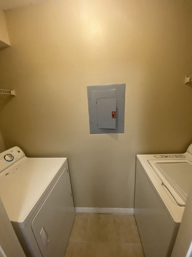 Building Photo - 2 Bed 2 Bath Condo with fireplace!!!