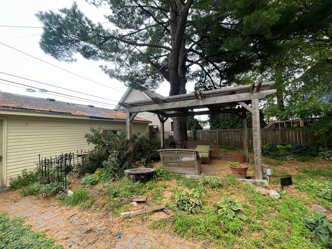 Building Photo - This Amazing 4BR/2 BA Home on Summit Hill ...