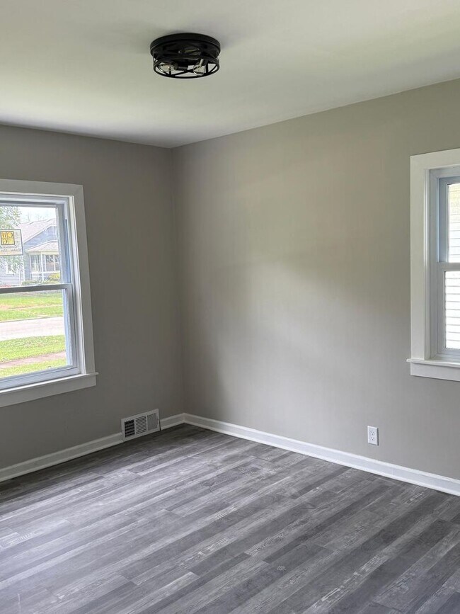 Building Photo - 5-Bedroom 2-Bath Completely Renovated!