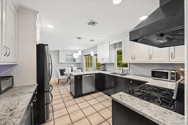 Building Photo - 1127 Fordham Ln