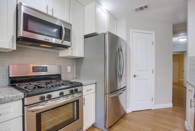 Building Photo - Single Story Duplex with Two Private Residences