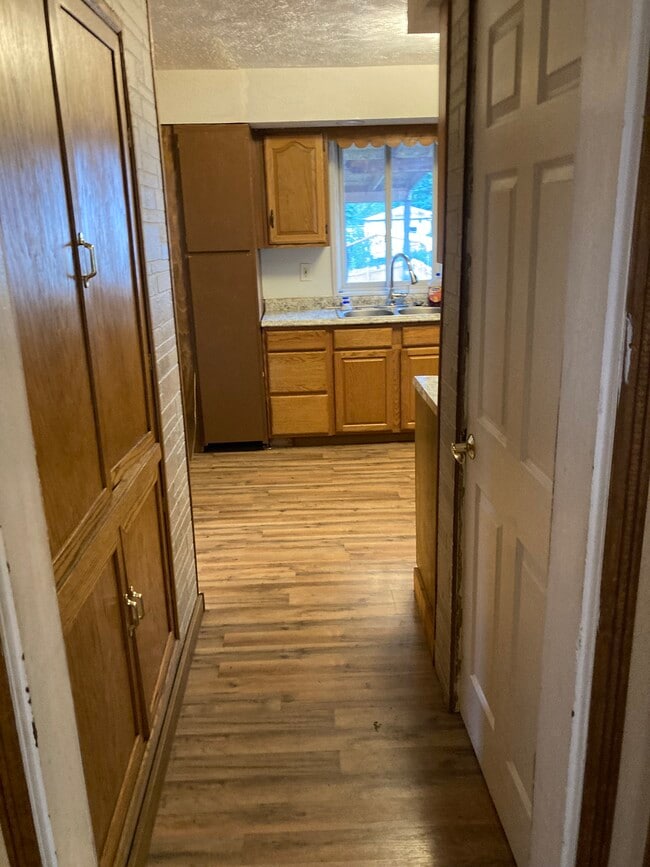 Building Photo - 89 W Walnut St