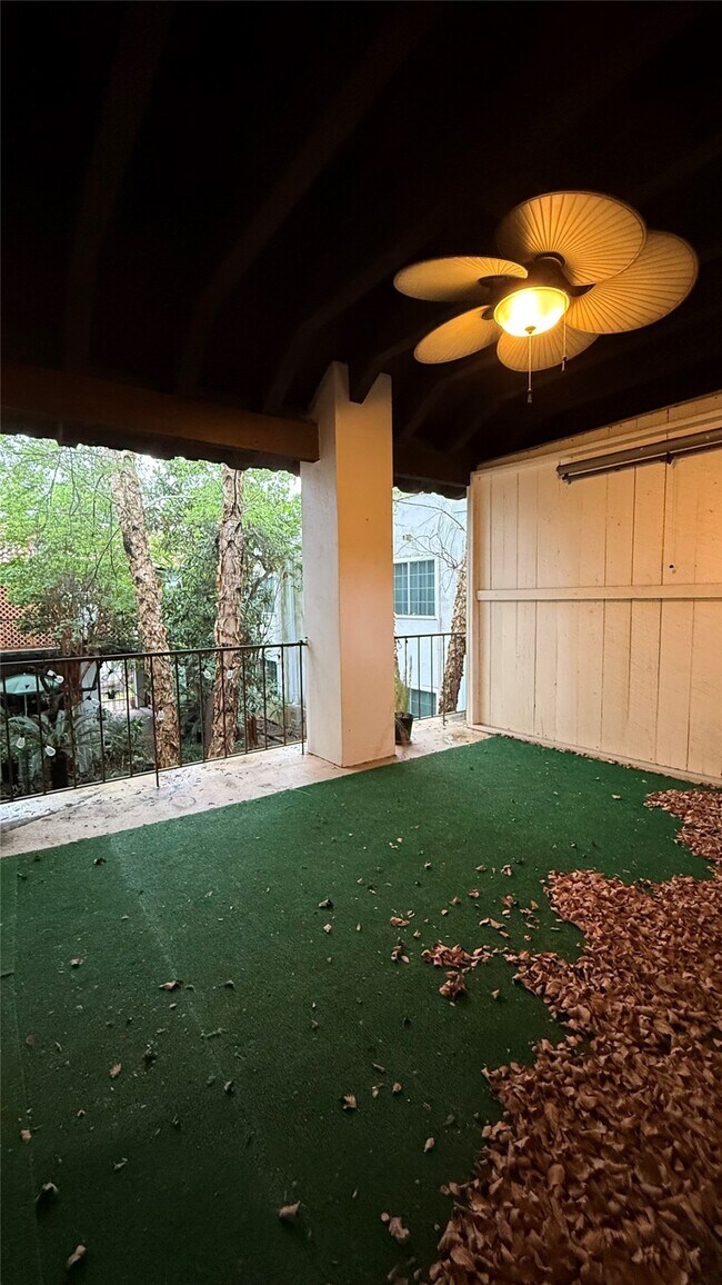 Building Photo - 2744 Briarhurst Dr