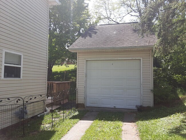 Building Photo - Christiansburg, 3 BR / 2 BA, Available 8/1
