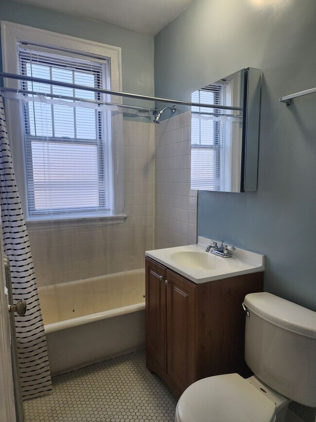 Building Photo - Belmont-Cragin One Bed/1 Bath! Cats welcome **Income Guidelines Apply**