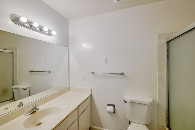 Building Photo - 2bed/2.5bath Townhouse with Updated Kitchen!