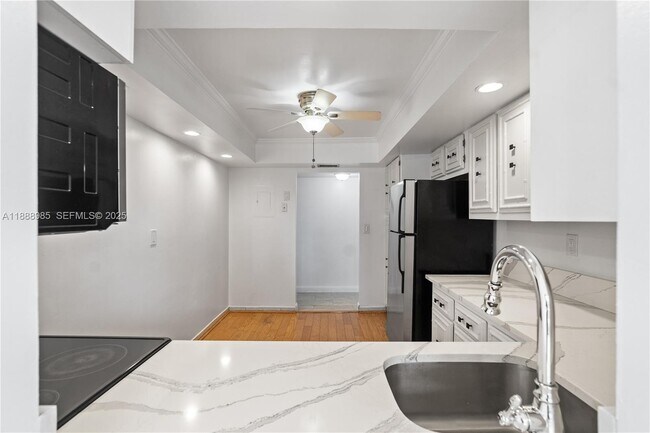 Building Photo - 800 Parkview Dr