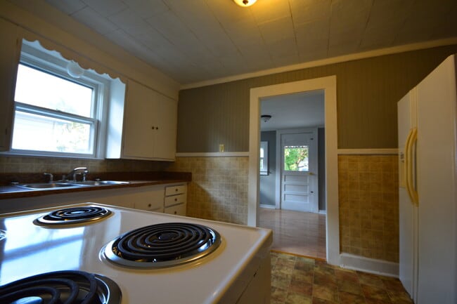 Building Photo - 3 Bedroom Home with lots of EXTRAS