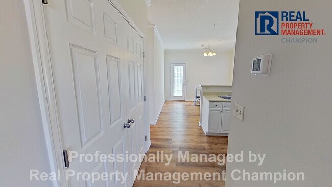 Building Photo - Charming 3 BD/2 BA Home w/Split Bedroom La...