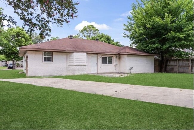 Building Photo - 6811 Feather Creek Dr