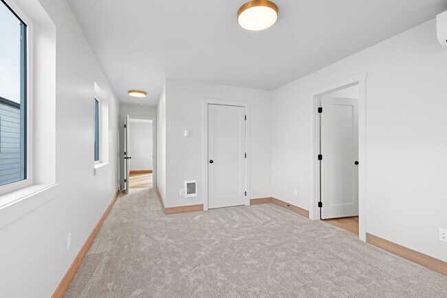 Building Photo - 865 9th St W