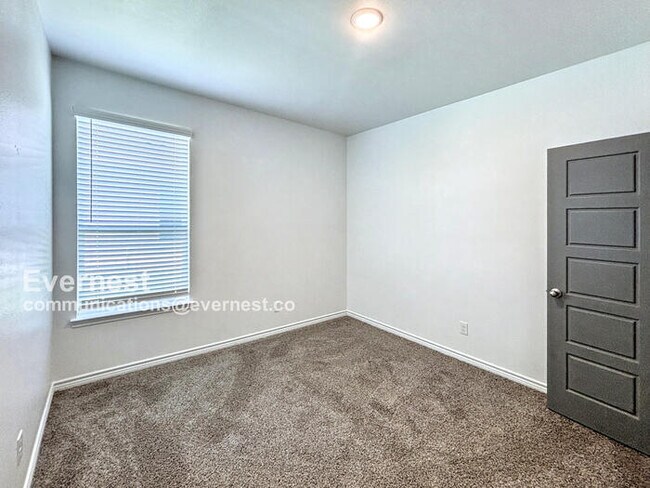 Building Photo - 718 Freedom Cir