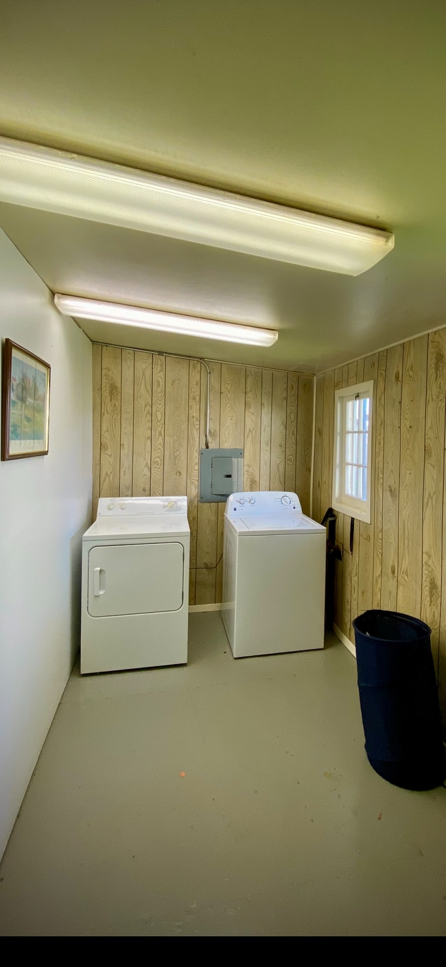 Building Photo - 1213 Barclay Ln