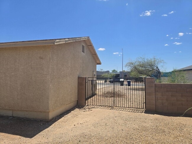 Building Photo - 2109 E Pinal Vista
