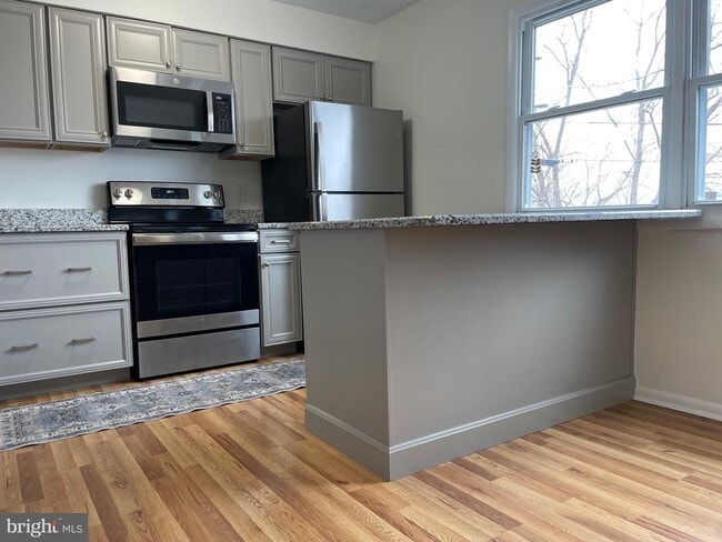 Building Photo - 136 Scott St