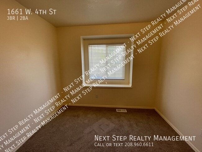 Building Photo - 1661 W 4th St