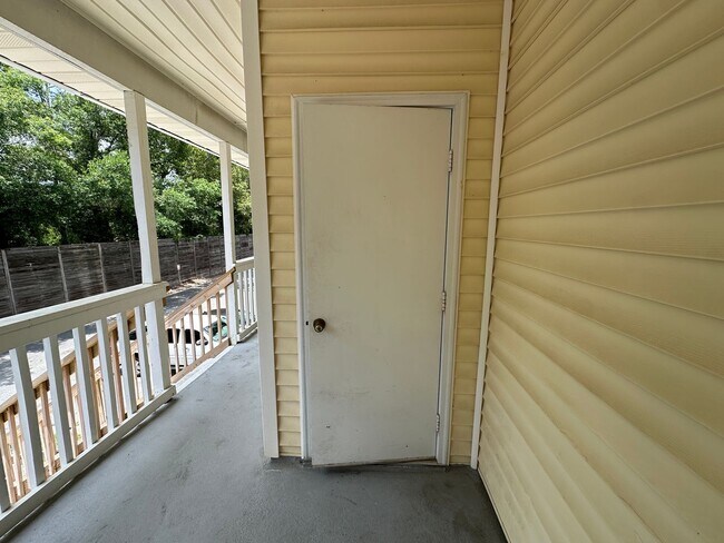 Building Photo - Recently renovated 1 bedroom 1 bath condo for rent in Riverwalk!