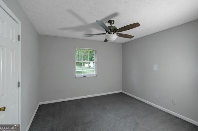 Building Photo - 585 Mountainview Dr