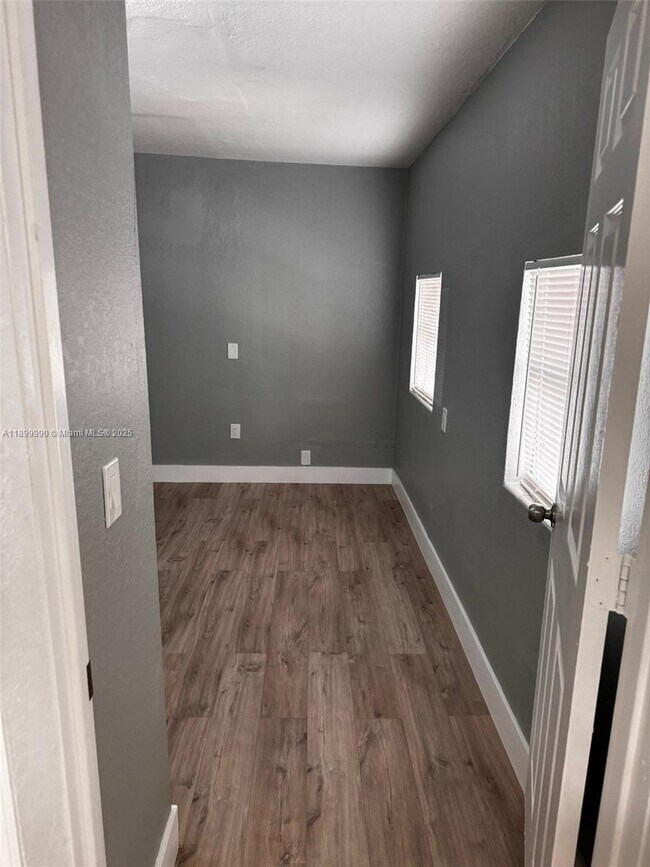 Building Photo - 141 W 6th St