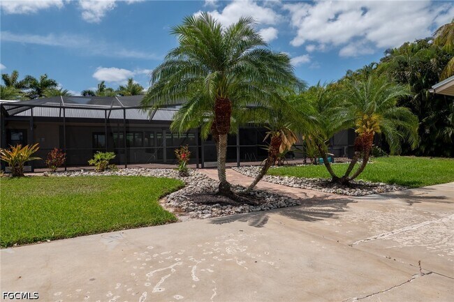 Building Photo - 14562 Riverside Dr