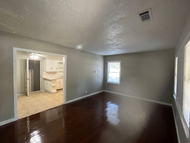 Building Photo - **UPCOMING**4 Bedroom / 2 Bathroom Home fo...