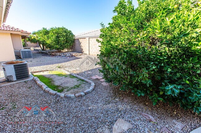 Building Photo - 10864 E Lindner Ave