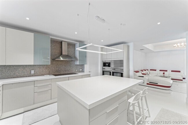 Building Photo - 5959 Collins Ave