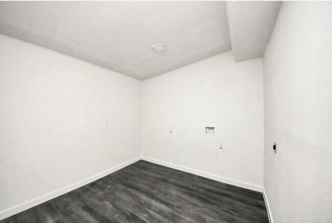 Building Photo - 7640 Broadview Dr