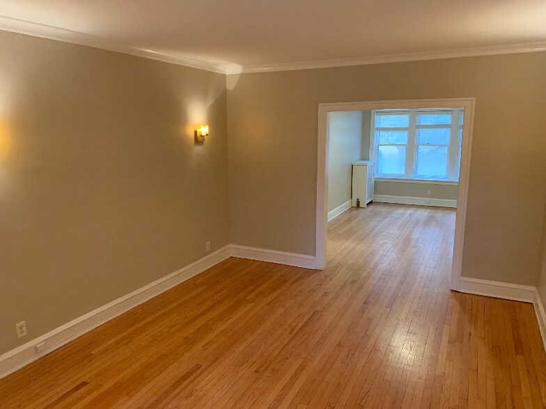 Building Photo - 2046 W Farragut Ave