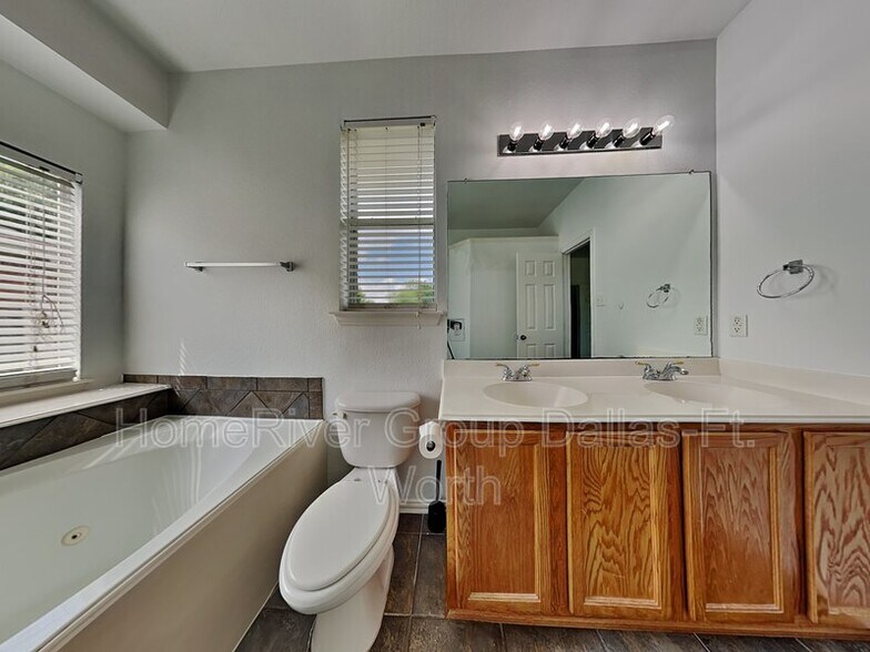 Building Photo - 11528 Henderson Dr