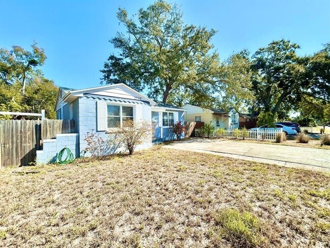 Building Photo - 2720 Edwards Ave S