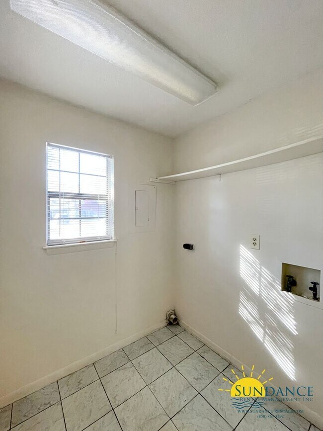 Building Photo - Great Centrally Located 2 Bedroom Townhous...