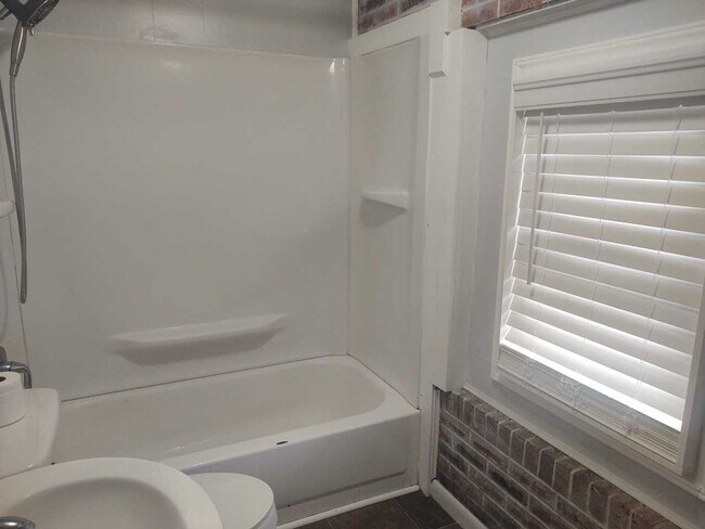 Building Photo - 3 bedroom 2 bath house available now! Pet friendly!