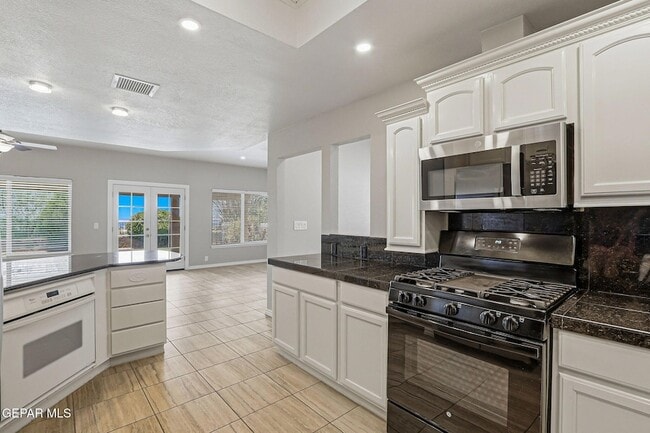 Building Photo - 825 Dulce Tierra Dr