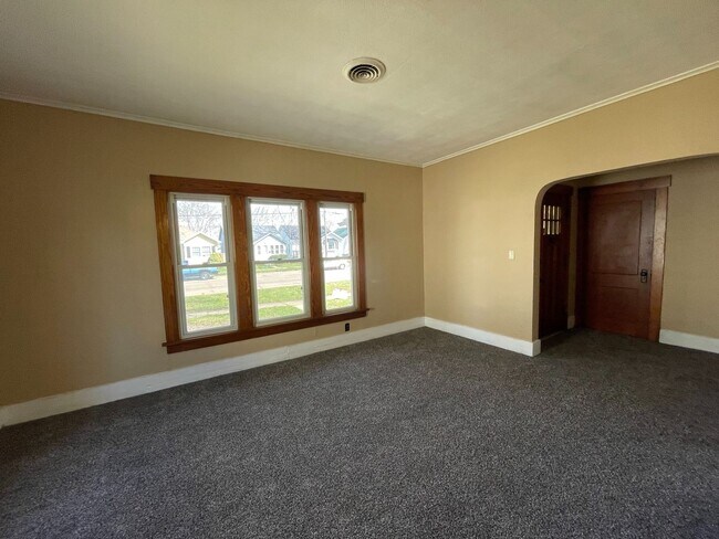 Building Photo - 2 Bed/ 1 Bath with Garage