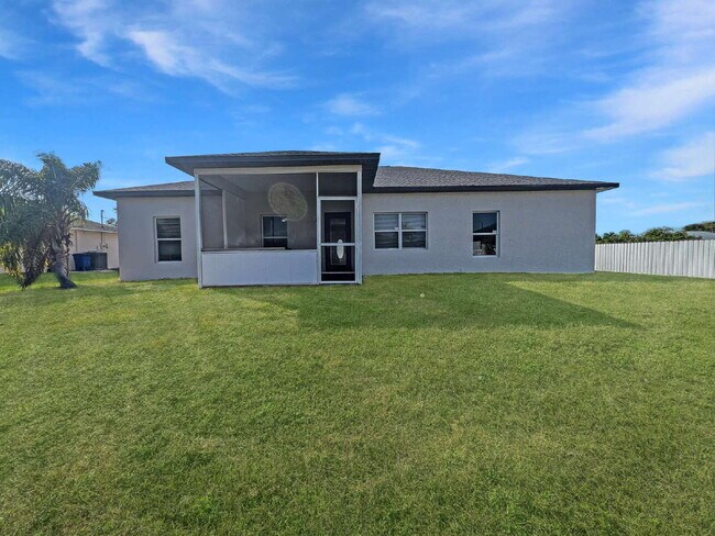 Building Photo - 906 Alfreda Ave