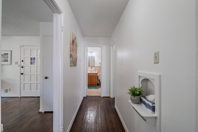 Building Photo - Cozy Forest Hills Retreat in East Dallas