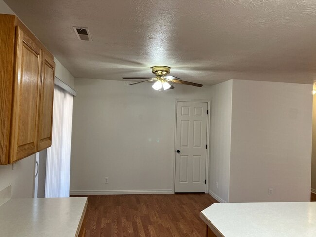 Building Photo - 627 E Springhill Dr