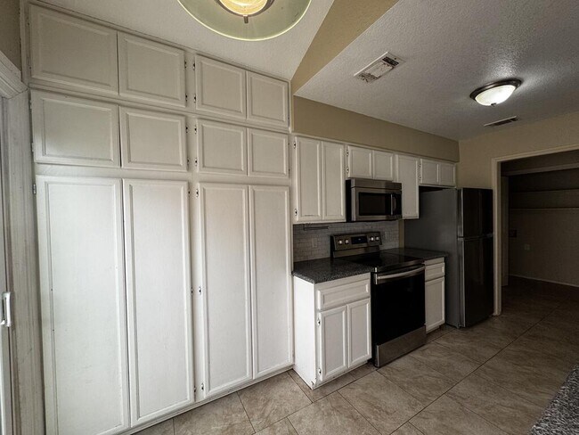 Building Photo - 3611 Monclave Dr