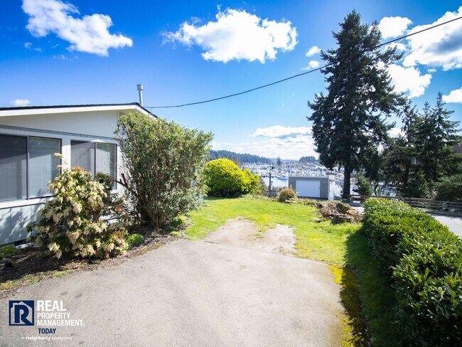 Building Photo - Charming 2 Bedroom! Stunning Views!