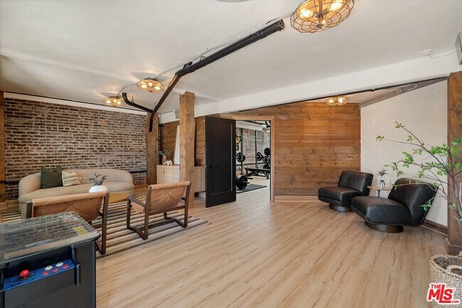 Building Photo - 2700 Glendower Ave