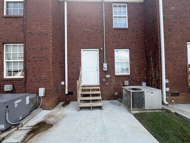 Building Photo - 812 Sevier St