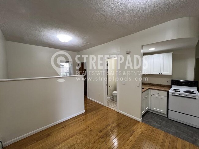 Building Photo - bedroom in Boston MA 02120
