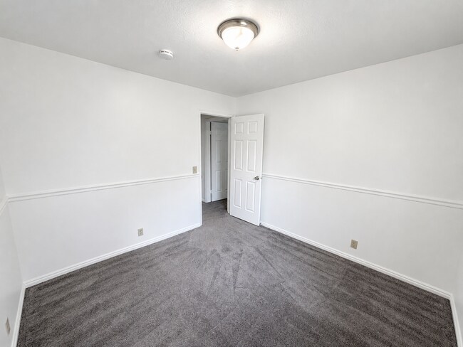 Building Photo - Spacious 5-Bedroom Sandy Home with Large Fenced Yard