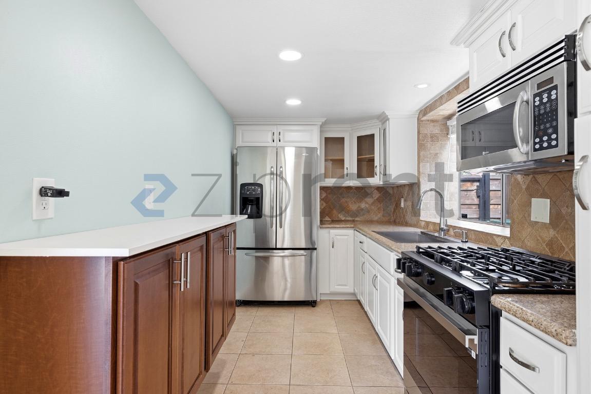 Building Photo - 23913 Parkland Ave