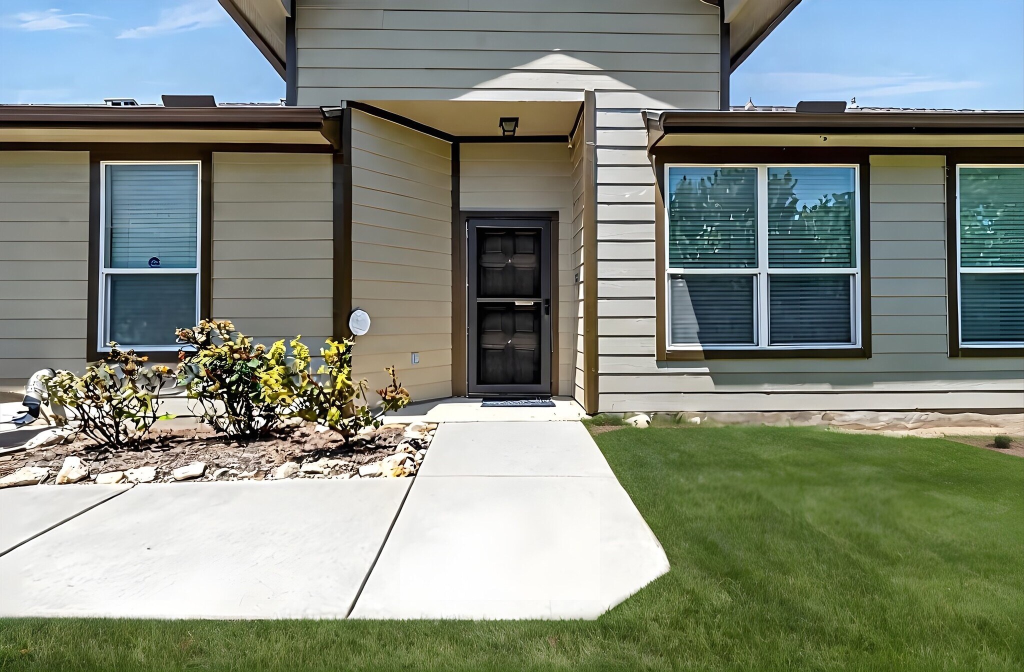 Building Photo - 711 Rolling Oak Dr