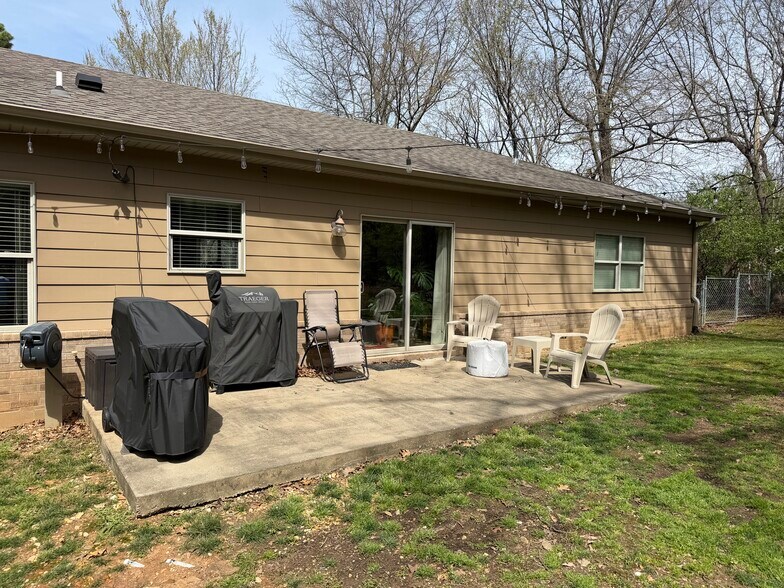 Building Photo - 1244 N Lewis Ave