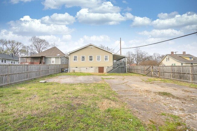 Building Photo - 301 Lutie St